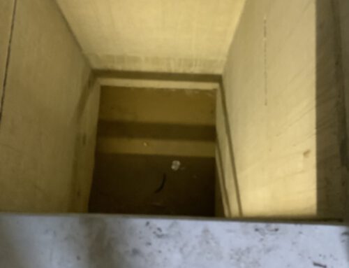 11.08.2022 Der Aufzugsschacht wird für den Aufzug vorbereitet.